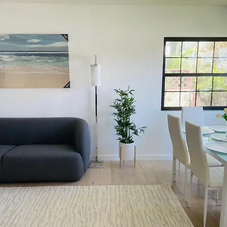 Vacation House 2-Bedroom 1 Bathroom In Beach Town With Full Size Kitchen And Free Onsite Parking And Laundry - Great For Solo, Couple, Family And Business Travelers